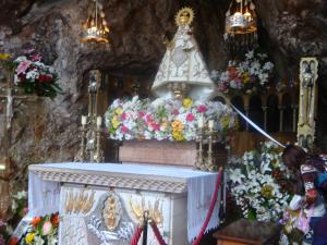 Virgen de Covadonga en su gruta.