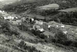 Imagen tomada en los años 80 del siglo XX de Cerredo, en la que se aprecian las viviendas construidas para alojar a los trabajadores mineros, las 