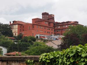 Hospital de Jove, aunque construido en 1947, sus orígenes se remontan a 1804.