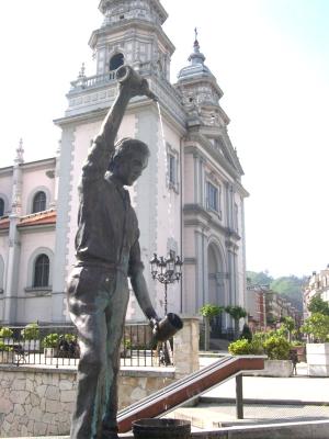 Plaza del Requexu de Mieres, con la iglesia de San Juan al fondo