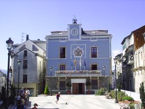 Ayuntamiento de Navia, en la villa del mismo nombre