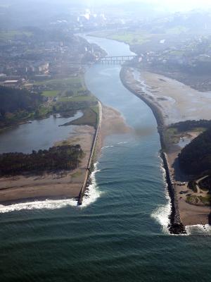 Vista aérea de la desembocadura de la Ría de Navia, Asturias.