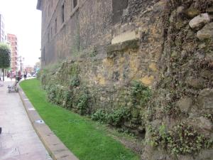 A la espera de un estudio en profundidad, todo parece indicar que el fragmento de la muralla embebido en los muros del Monasterio de San Pelayo corresponde a la primitiva muralla prerrománica construida por Alfonso II de Asturias en el siglo IX