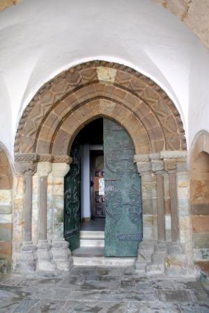Entrada a la iglesia que alberga el museo de Arte Sacro de Tineo.