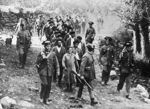 Una columna de Guardias Civiles con prisioneros en Brañosera, durante la Revolución de 1934