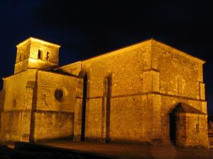 La iglesia de Santa María del Castillo en una vista nocturna.