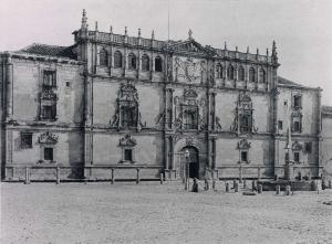 Fachada del Colegio Mayor de San Ildefonso de la Universidad de Alcalá, fundada por Cisneros. Fotografía de 1891.
