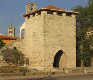 Puerta de la muralla medieval, en cuyo interior se encuentra la Ermita de los Remedios, conocida popurlarmente como Ojo de la Virgen.