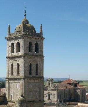 Vista torre iglesia Santa María e iglesia del convento de San Agustín