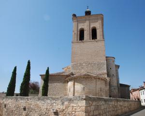 Vista de la torre y del ábside románico de la Iglesia de San Mamés.