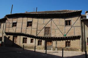 Casa solariega de finales del siglo XVI conocida como La casa torcida