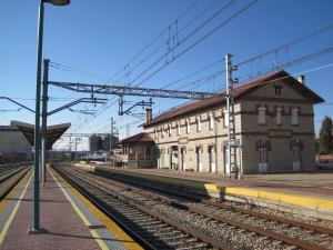 La estación de Villada es la más cercana al municipio para el transporte por ferrocarril