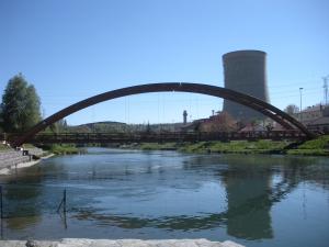 Pasarela peatonal sobre el río Carrión, instalada en 2010, la segunda de su categoría de mayor longitud en España.
