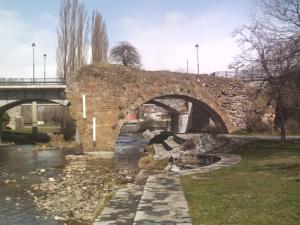 El puente medieval sobre el Carrión, conocido como Puente romano de Velilla.