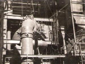 Un grupo de obreros, durante la construcción de la central térmica, en 1962. Esta obra, junto con la construcción del pantano y el auge de la minería, convirtió la localidad en un importante núcleo industrial.