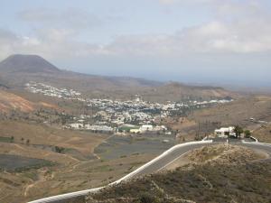 Vista desde el mirador de Haría con esta (centro) y Máguez (izquierda); detrás, los volcanes La Atalaya (derecha) y La Corona (izquierda, detrás de Máguez)