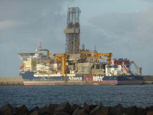Buque perforador petrolífero Stena Drillmax atracado en el Puerto de la Luz y de Las Palmas, en Gran Canaria, España