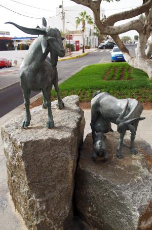 Las Cabras, escultura en bronce de Emiliano G. Hernández que homenajea el nombre original de la ciudad, Puerto de Cabras.