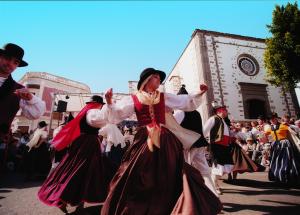 Baile tradicional durante la celebración de la Ruta del Almendrero en Flor en Valsequillo de Gran Canaria.