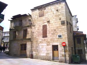 Casa Torre de Ceta y Arines, a su lado la Casa Torre de Pazos Figueroa. Juntos forman la sede del Instituto Camões de Vigo