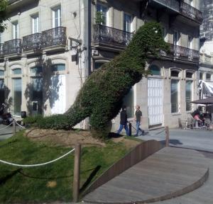 Escultura vegetal con forma de dinosaurio (Dinoseto) ubicada en la plaza de la Princesa[52]