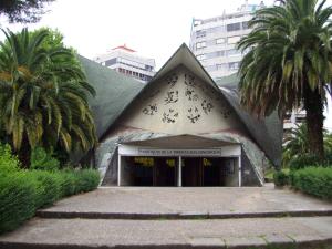 La iglesia de la Inmaculada Concepción proyectada por Antón Román Conde está inspirada en la línea arquitectónica de Le Corbusier 
