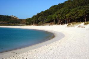Playa de Rodas, designada como la «playa más hermosa del mundo» por el diario The Guardian en 2007[35]