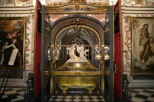 Sepulcro de Santa Teresa de Jesús en el Museo. Aquí se conserva su cuerpo incorrupto, y dos de sus reliquias más insignes: el brazo izquierdo y su corazón.