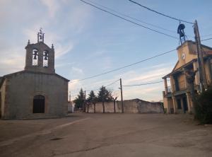 Calle Sol en Carpio de Azaba, con la Iglesia de Nuestra Señora de la Asunción y el ayuntamiento.