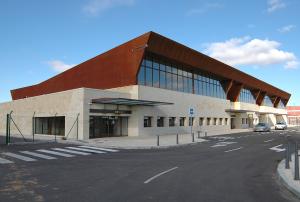 El Aeropuerto de Matacán se sitúa en los términos municipales de Machacón, Calvarrasa de Abajo y Villagonzalo, a 17 km de Salamanca