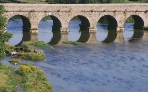 El puente romano es una infraestructura que desde el siglo I permite el paso sobre el río Tormes