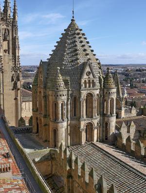 La Torre del Gallo, románica, es el elemento de la Catedral Vieja que más destaca desde el exterior, minimizada por la Catedral Nueva 