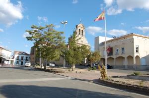 Iglesia y ayuntamiento.