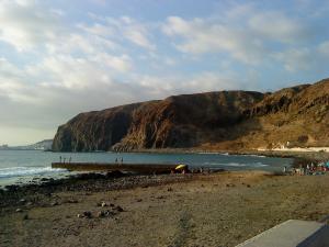 Playa de Las Arenitas y acantilados de Los Mogotes