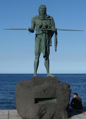 Estatua de Añaterve, mencey de Güímar, en la Plaza de la Patrona de Canarias.
