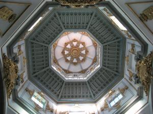 Cúpula de la basílica desde el interior, en él se aprecian los escudos de las siete Islas Canarias.