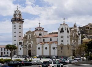 Basílica de Nuestra Señora de la Candelaria, cuyo elemento exterior más destacado es su campanario.