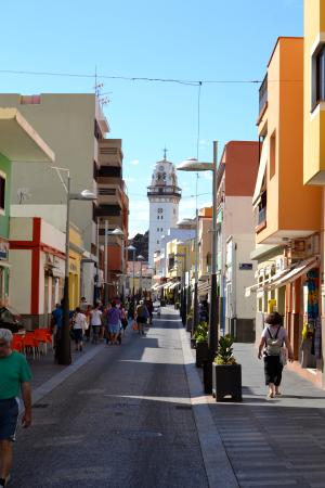 Calle Obispo Pérez Cáceres, principal vía comercial del municipio.