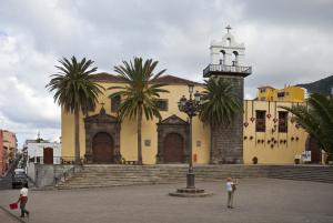 Antiguo convento franciscano en Garachico y Ayuntamiento en el lateral.