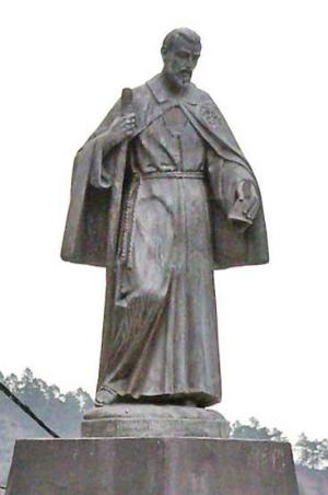 Pedro de San José Betancur, primer santo canario y misionero en Guatemala. Nacido en Vilaflor, se le considera una seña de identidad de este municipio. Esta estatua forma parte de una fuente que se sitúa en el casco de Vilaflor