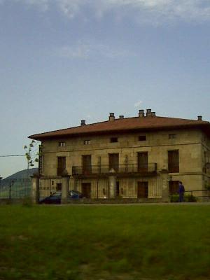 Casona del s.XVIII, hoy dedicada a la hostelería, en San Vicente de Toranzo.