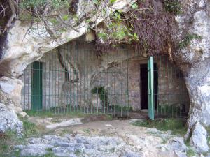 Entrada a la cueva de Covalanas, Patrimonio de la Humanidad por los restos de pinturas rupestres del Paleolítico Superior