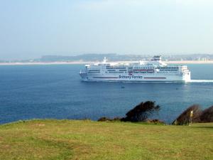 El Pont-Aven, buque de la naviera Brittany Ferries, saliendo de la bahía de Santander 