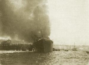 El Cabo Machichaco ardiendo atracado en el muelle en 1893