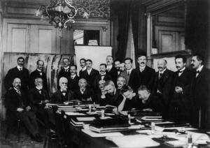 El químico industrial belga Ernest Solvay (1838-1922) en la Conferencia Solvay de 1911 (tercero sentado por la izquierda)