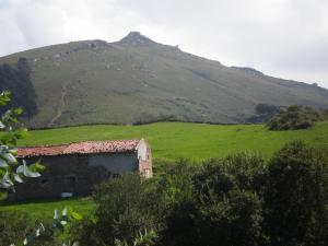 Pico Dobra desde su macizo. Montaña de 604 metros, límite entre los municipios de Torrelavega, San Felices de Buelna y Puente Viesgo