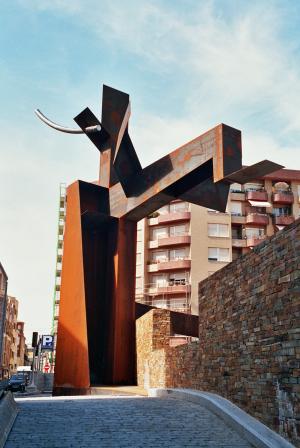 Escultura en la plaza de La LLama, Savia nueva, de Lucio Marcos Pernía.