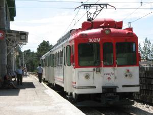 Tren de la Serie 442 de Renfe en la estación de Cotos.