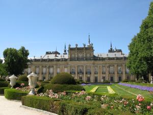De izquierda a derecha y de arriba abajo: Palacio Real de la Granja de San Ildefonso, Palacio de Valsaín, Palacio Real de Riofrío y Valle de Valsaín