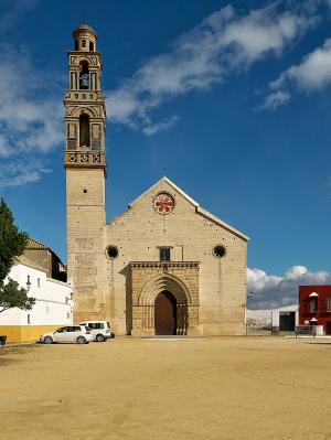 Exterior de la iglesia de Santa María de la Mota.